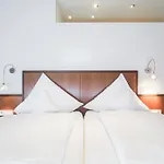 & Restaurant In Der Breite 3*
